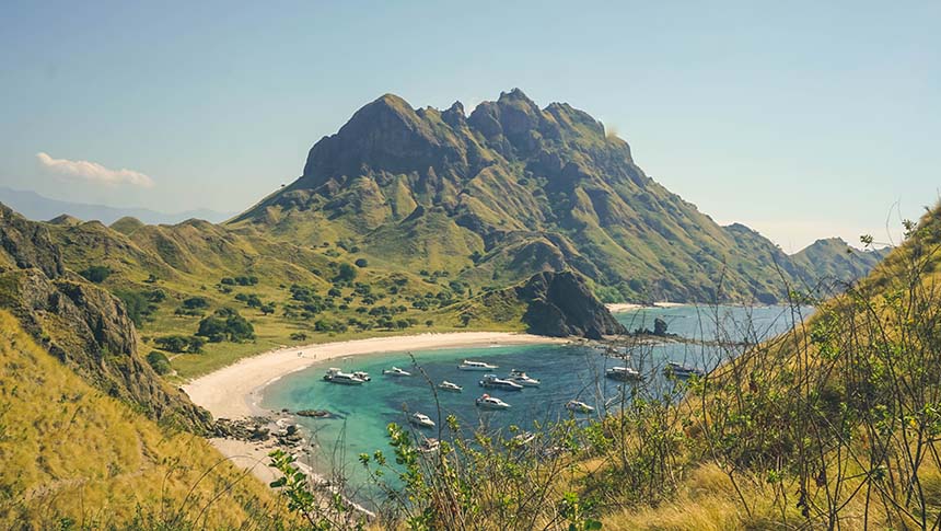 Eksplorasi Alam Flores dengan Paket Labuan Bajo