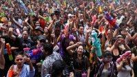 Rayakan Tahun Baru di Thailand dengan Perang Air Songkran